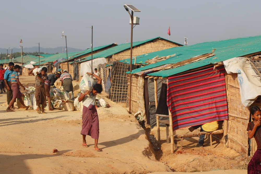 Profughi Rohingya si preparano all'arrivo del monsone