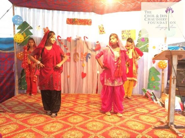 Pakistan, fondazione cattolica offre doni di Natale ai bambini poveri-2