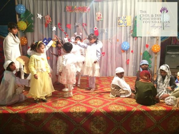Pakistan, fondazione cattolica offre doni di Natale ai bambini poveri-3