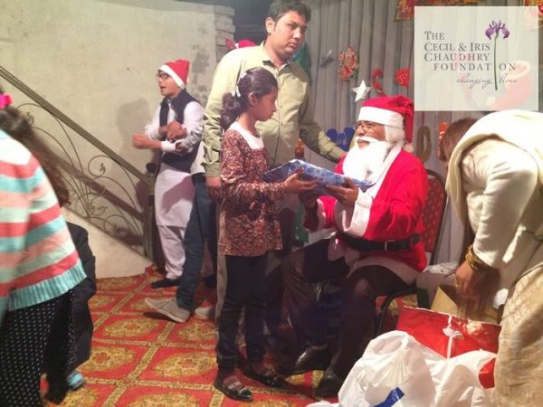 Pakistan, fondazione cattolica offre doni di Natale ai bambini poveri-5