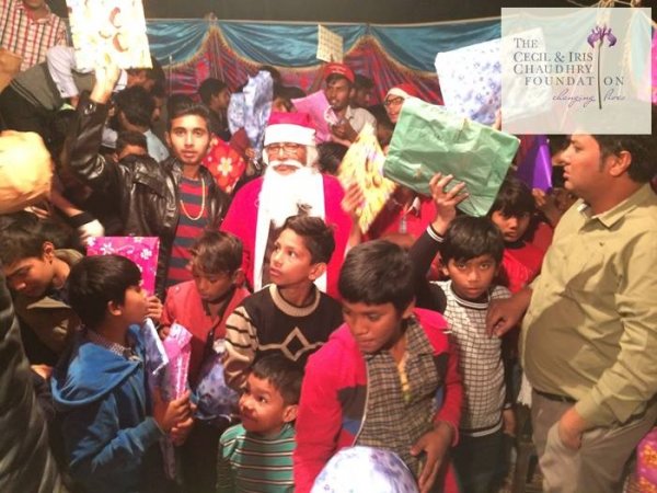 Pakistan, fondazione cattolica offre doni di Natale ai bambini poveri-6
