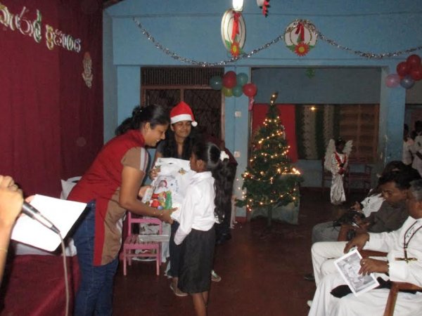 Oblati di Maria Immacolata donano cesti di Natale ai bambini poveri in Sri Lanka-1