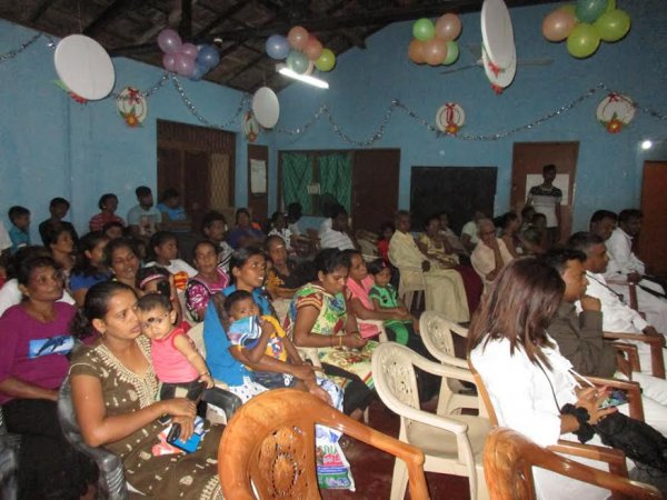 Oblati di Maria Immacolata donano cesti di Natale ai bambini poveri in Sri Lanka-3