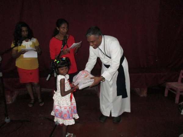 Oblati di Maria Immacolata donano cesti di Natale ai bambini poveri in Sri Lanka-8