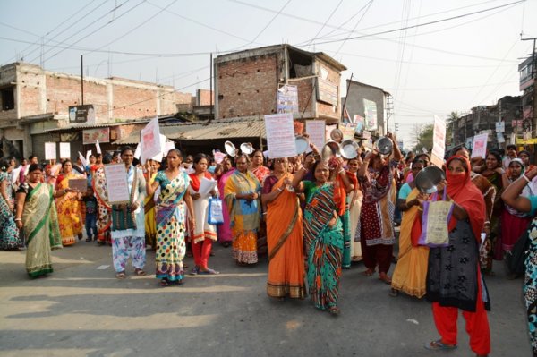 Donne in West Bengal protestano con piatti vuoti-1