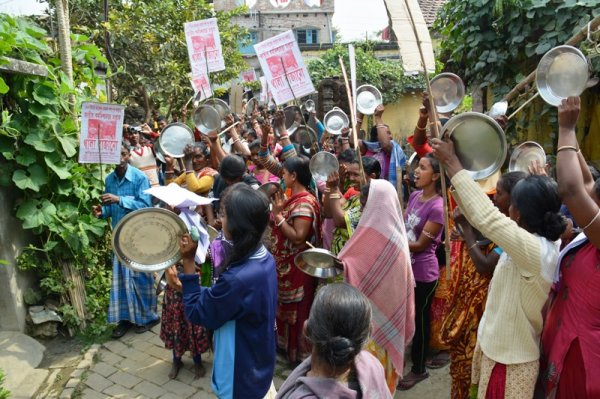 Donne in West Bengal protestano con piatti vuoti-3