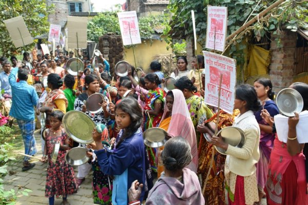 Donne in West Bengal protestano con piatti vuoti-4