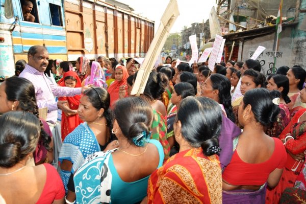 Donne in West Bengal protestano con piatti vuoti-5