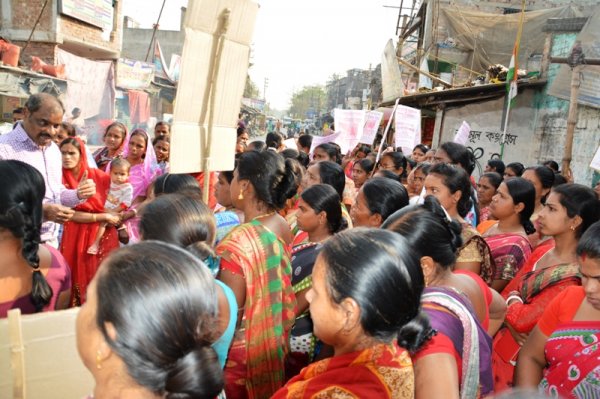 Donne in West Bengal protestano con piatti vuoti-6