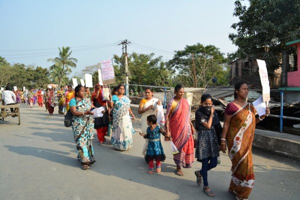 Donne in West Bengal protestano con piatti vuoti-7