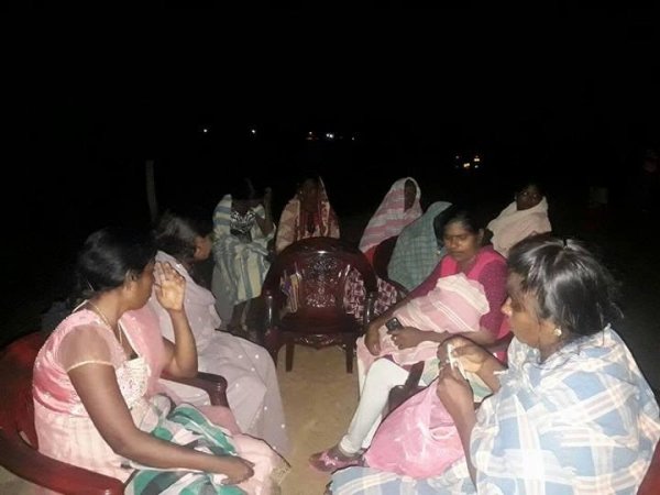 Donne tamil protestano con i figli davanti ad una base militare-1