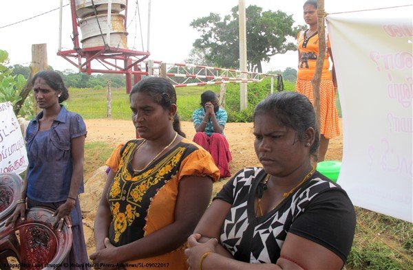 Donne tamil protestano con i figli davanti ad una base militare-2