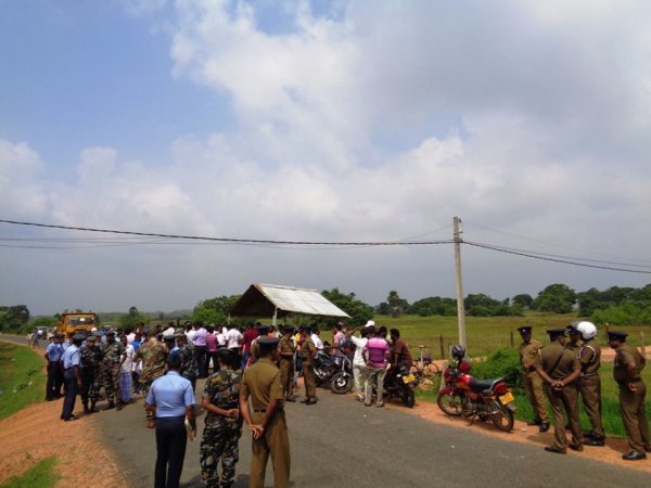 Donne tamil protestano con i figli davanti ad una base militare-5