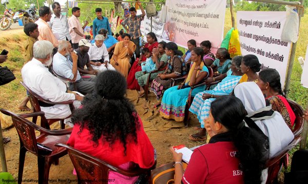 Donne tamil protestano con i figli davanti ad una base militare-11