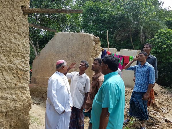 La Caritas distribuisce aiuti agli alluvionati del Bangladesh-1