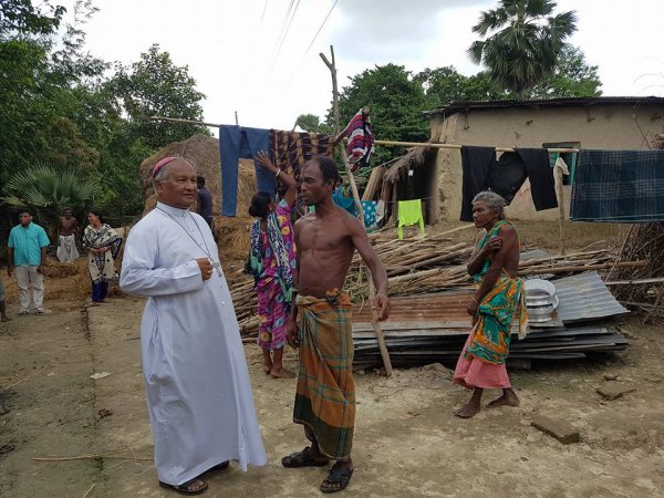 La Caritas distribuisce aiuti agli alluvionati del Bangladesh-2