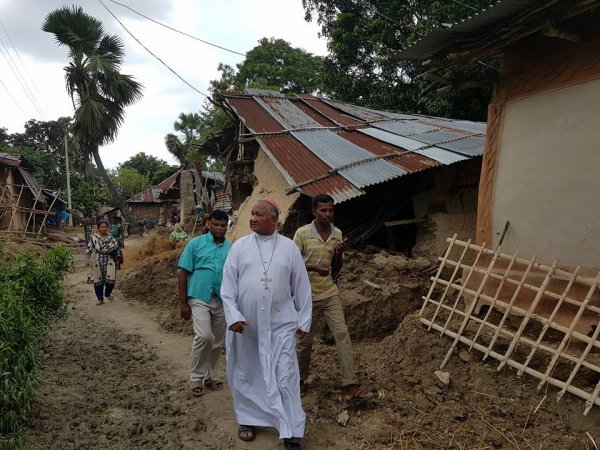 La Caritas distribuisce aiuti agli alluvionati del Bangladesh-3