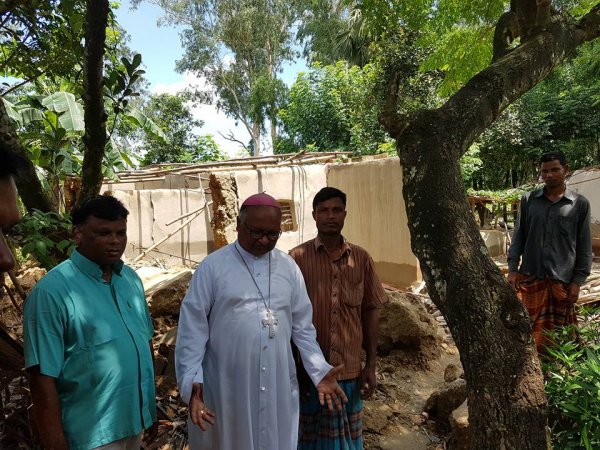 La Caritas distribuisce aiuti agli alluvionati del Bangladesh-8