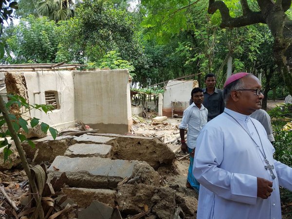 La Caritas distribuisce aiuti agli alluvionati del Bangladesh-10