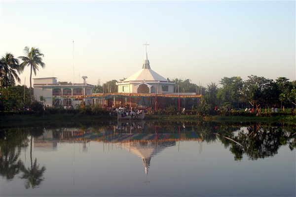 Esterno del santuario con fedeli