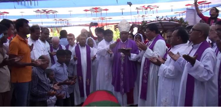 Migliaia di cristiani, musulmani e indu accolgono la salma di p. Marino Rigon