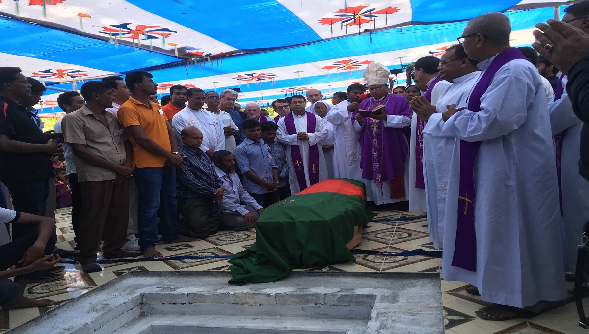 Migliaia di cristiani, musulmani e indu accolgono la salma di p. Marino Rigon