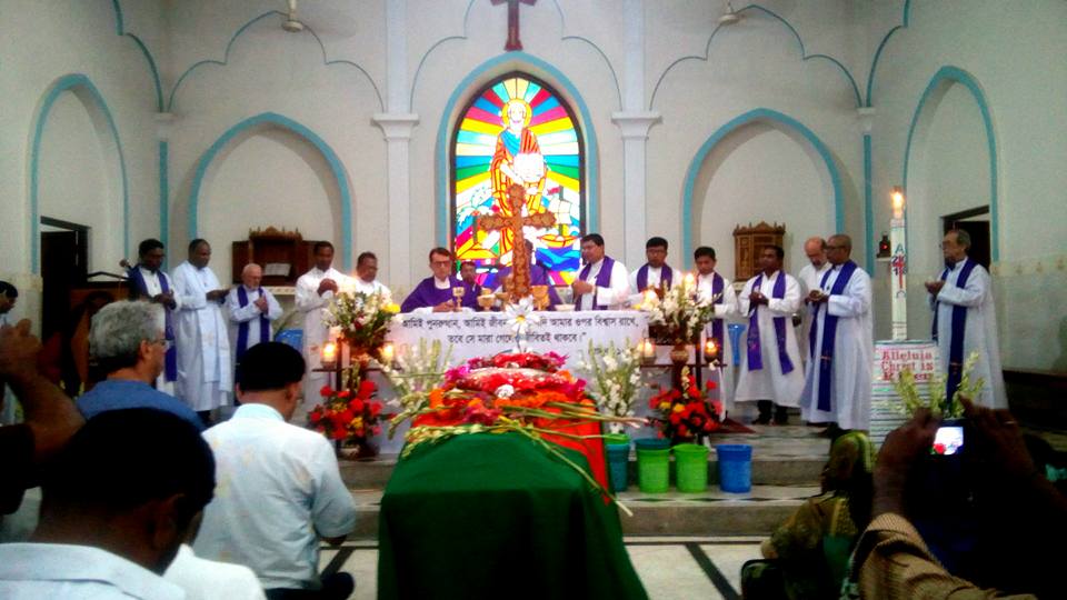 Migliaia di cristiani, musulmani e indu accolgono la salma di p. Marino Rigon