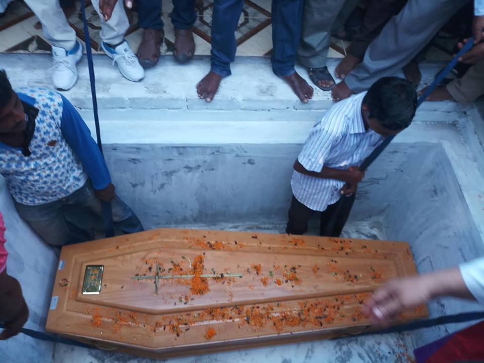 Migliaia di cristiani, musulmani e indu accolgono la salma di p. Marino Rigon