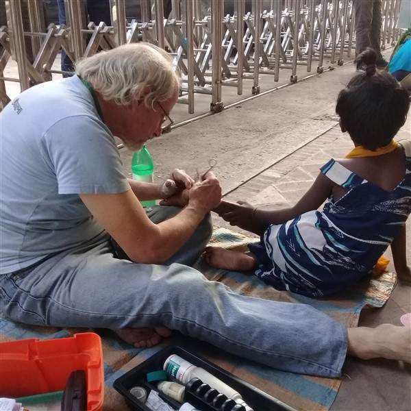 Fratel Lucio Beninati con i bambini di strada