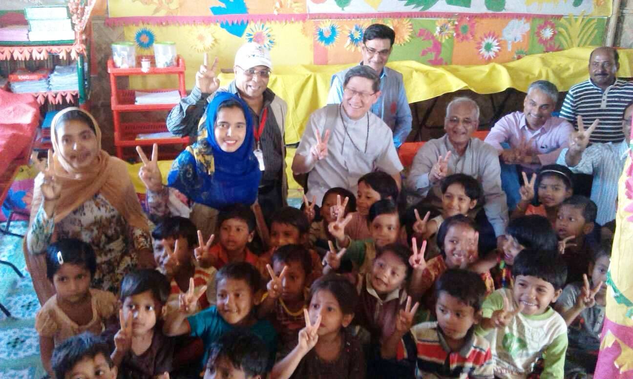 Il card. Tagle nei campi profughi dei Rohingya