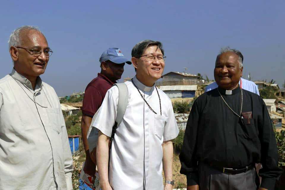 Il card. Tagle nei campi profughi dei Rohingya