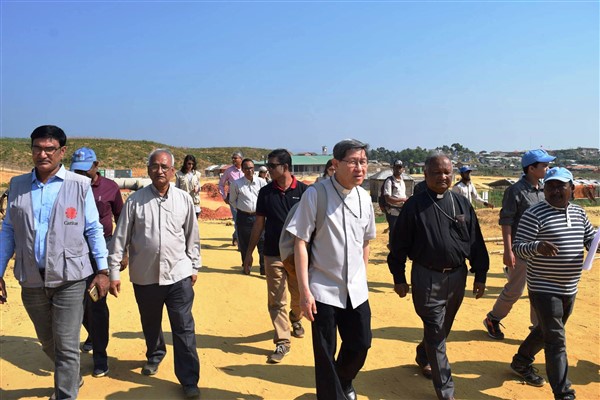 Il card. Tagle nei campi profughi dei Rohingya