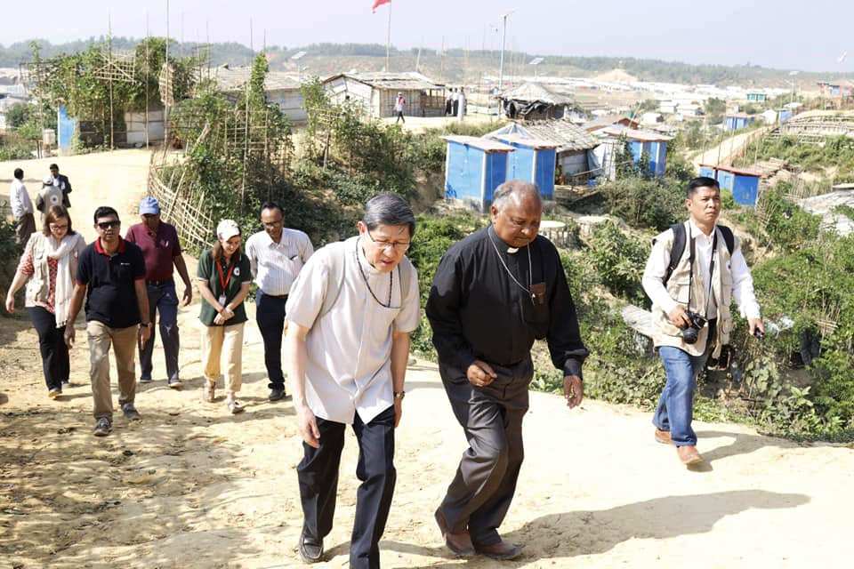 Il card. Tagle nei campi profughi dei Rohingya