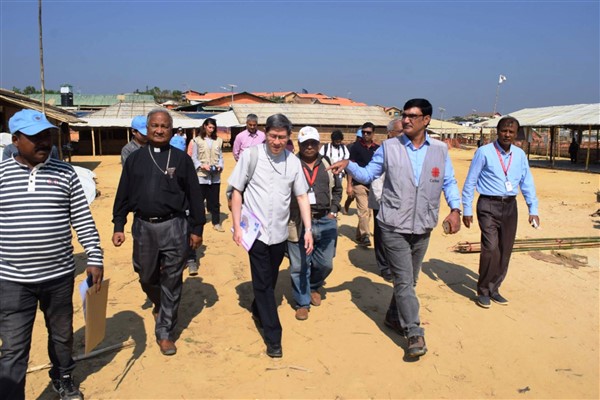 Il card. Tagle nei campi profughi dei Rohingya