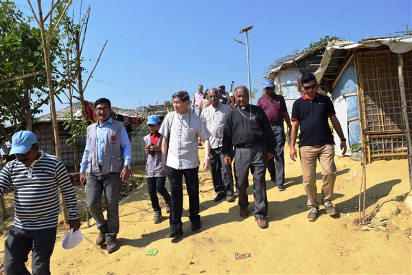Il card. Tagle nei campi profughi dei Rohingya