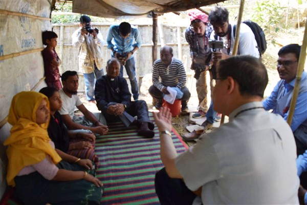 Il card. Tagle nei campi profughi dei Rohingya