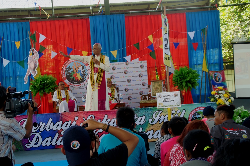Vescovi al raduno nazionale dei Giovani missionari a Pontianak (West Kalimantan)