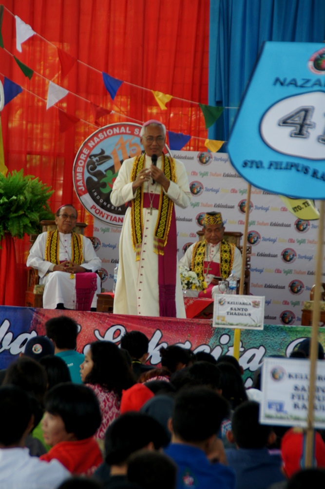 Vescovi al raduno nazionale dei Giovani missionari a Pontianak (West Kalimantan)