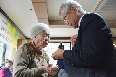 Meeting with 'comfort women'