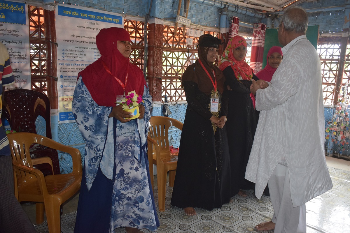 Cardinals Bo and Tagle visit Rohingya refugees in Bangladesh 