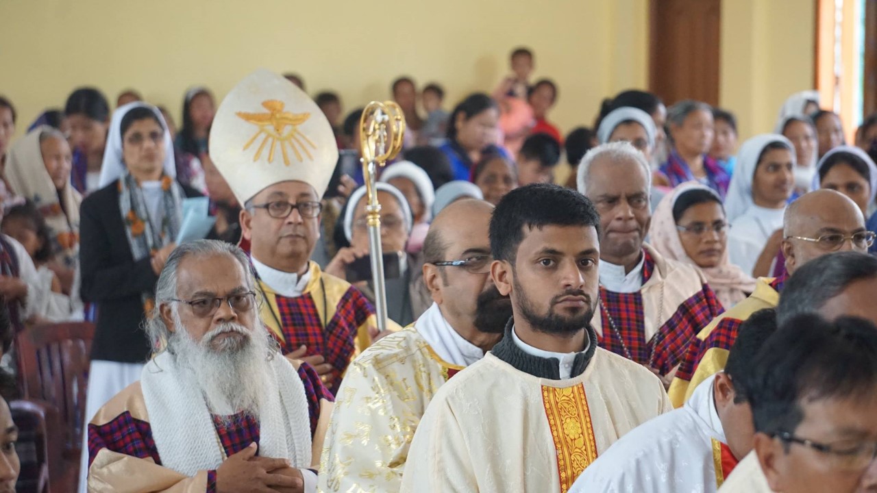 Diocesi di Miao: la prima messa del crisma nel villaggio di Neotan