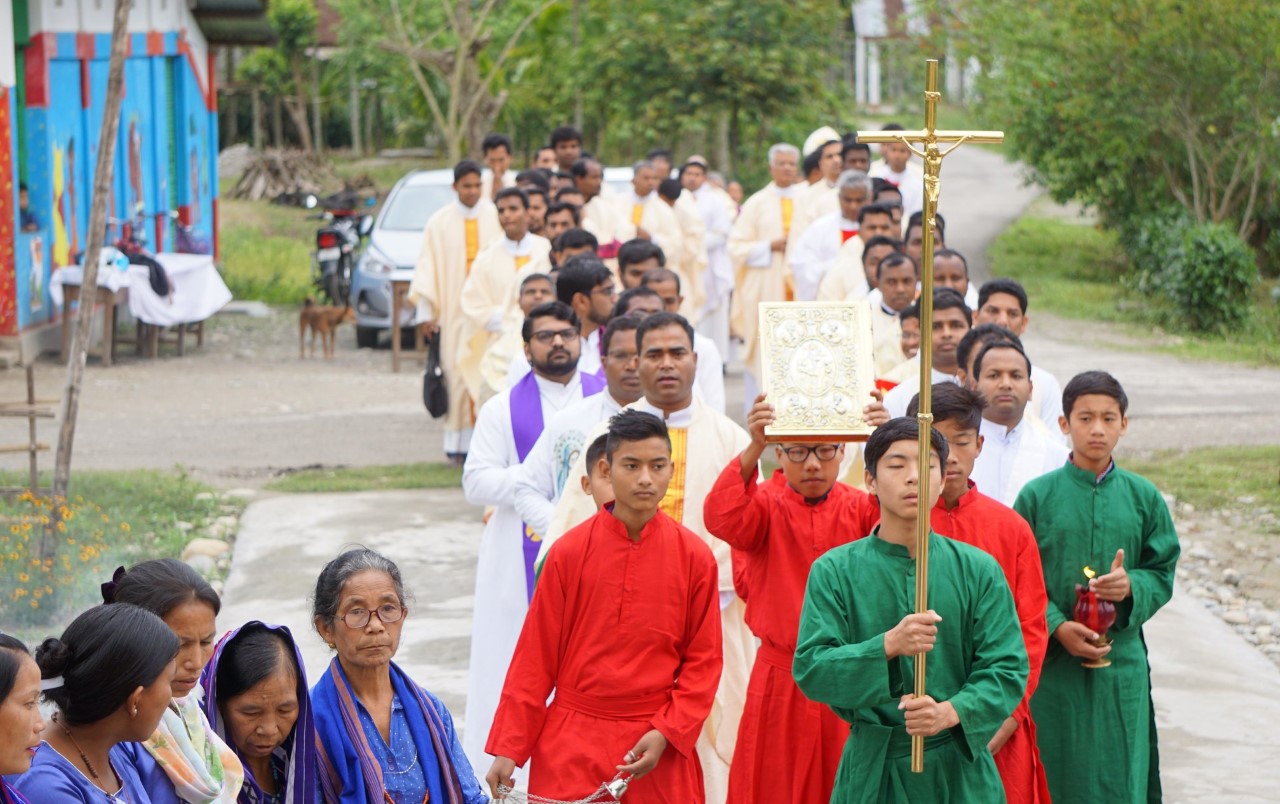 Diocesi di Miao: la prima messa del crisma nel villaggio di Neotan