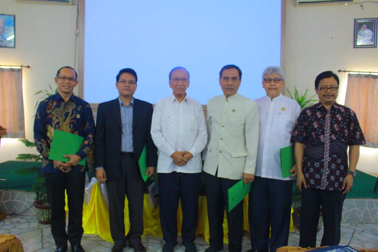 Palembang Archbishop Msgr Aloysius Sudarso SCJ (center) with facilitators