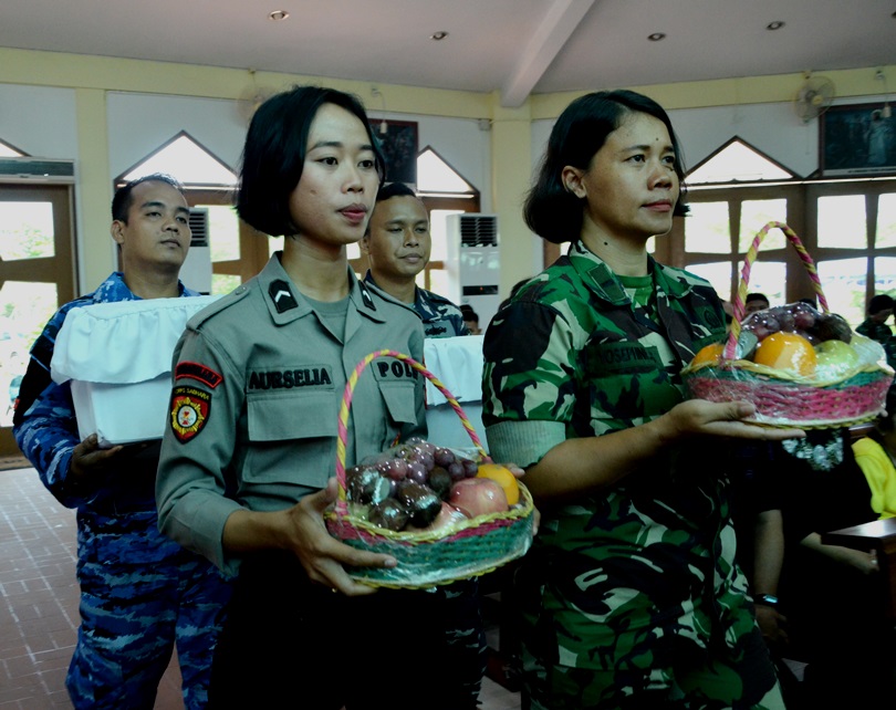 Catholic soldiers and police agents in Pontianak