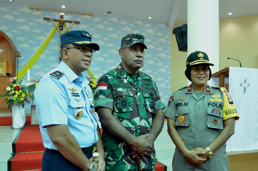 Catholic soldiers and police agents in Pontianak