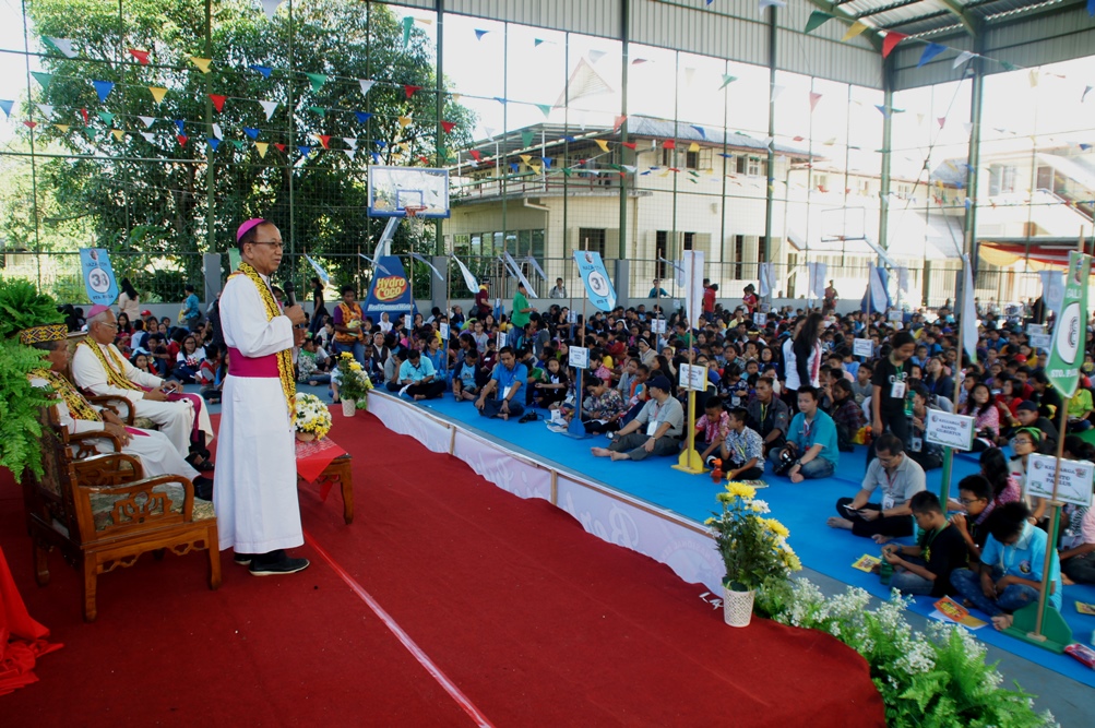 Vescovi al raduno nazionale dei Giovani missionari a Pontianak (West Kalimantan)
