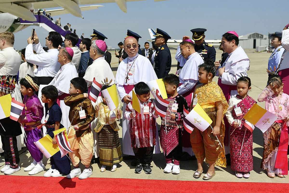 Pope Francis arrives in Bangkok