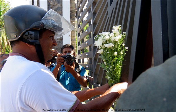 Lo Sri Lanka in lutto: i fedeli piangono i loro morti 