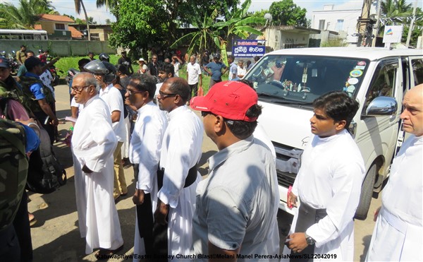 Lo Sri Lanka in lutto: i fedeli piangono i loro morti 