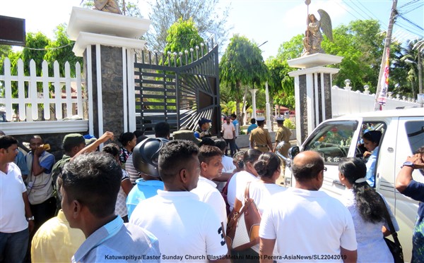 Lo Sri Lanka in lutto: i fedeli piangono i loro morti 